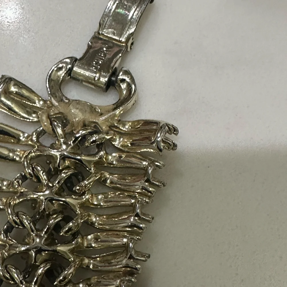 Vintage Lisner silver tone link bracelet/little this colorations due to age - Picture 5 of 9